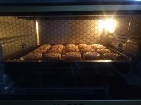 烤箱提前预热上火180度，下火170度10分钟，月饼生坯喷一层水，放入烤箱中层烤5分钟。