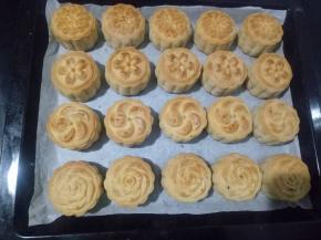 烤好的月饼取出，烘烤的颜色很均匀，晾凉后直接烤箱过夜或者密封保存，2-3天回油后就更好吃了。