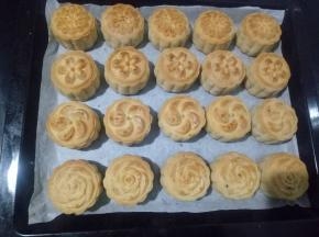 烤好的月饼取出，烘烤的颜色很均匀，晾凉后直接烤箱过夜或者密封保存，2-3天回油后就更好吃了。