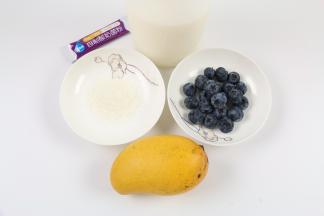 准备好食材：纯牛奶400毫升、酸奶菌粉0.5克，芒果1个，蓝莓30克，白糖适量。