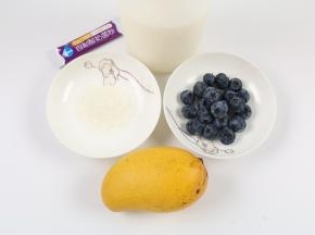 准备好食材：纯牛奶400毫升、酸奶菌粉0.5克，芒果1个，蓝莓30克，白糖适量。