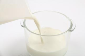 玻璃盅提前用开水烫10分钟左右，高温消毒，冷却后，倒入纯牛奶。