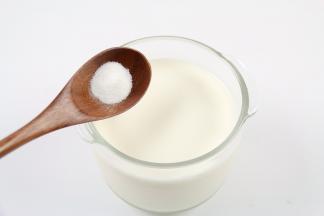 加入酸奶菌粉，搅拌均匀，盖上盖子。