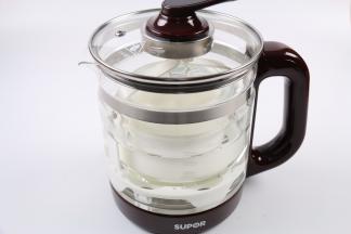 养生壶里加入注入清水，水位在0.6L-0.8L之间，放入玻璃炖盅。
