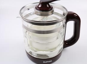 养生壶里加入注入清水，水位在0.6L-0.8L之间，放入玻璃炖盅。