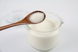 酸奶做好后，根据个人口味加入适量的糖。