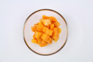 芒果切成小块 ，蓝莓清洗干净。