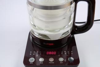 在精炖中选择“酸奶”，按“开始”，默认8小时，程序结束时会发出提示音。