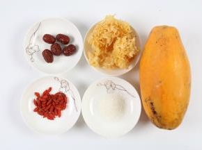 准备好食材：银耳、木瓜、红枣、枸杞、白糖（有冰糖的用冰糖口感更好）。