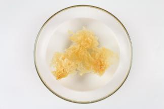 银耳放入大碗里，加入适量的水泡20分钟左右。