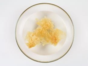 银耳放入大碗里，加入适量的水泡20分钟左右。