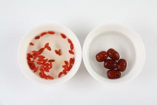枸杞、红枣分别加水，清洗干净。