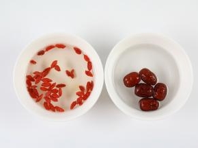 枸杞、红枣分别加水，清洗干净。