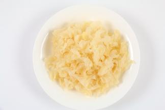 泡发好的银耳撕去蒂，清洗干净后撕成小块。