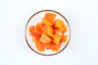 木瓜去皮去籽，切成小块。