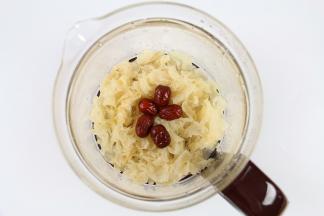 把银耳、红枣放入养生壶里，加入适量的水。