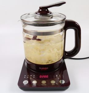 盖上盖子，选择精煮银耳汤功能键，摁下开始键。