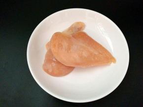 把鸡胸肉解冻，对半切开。
