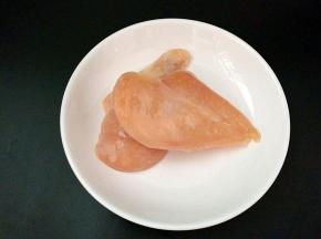 把鸡胸肉解冻，对半切开。