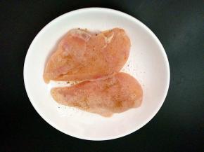 加入料酒，盐，胡椒粉。