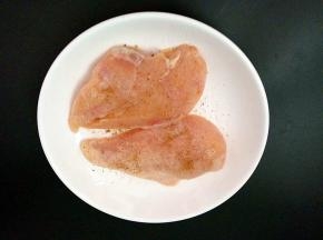 加入料酒，盐，胡椒粉。