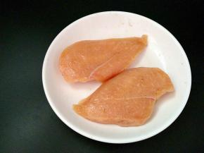 用手给它按摩几分钟，腌制30分钟。