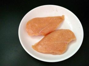 用手给它按摩几分钟，腌制30分钟。