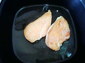 热锅倒入橄榄油，下鸡胸
