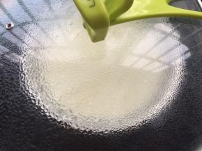 锅中放入适量的水大火煮开，把盖了保鲜膜的粉浆放入锅中蒸至熟透。