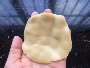 松弛好的广式饼皮同样分成6等份，每份30克，把饼皮搓圆放手心中轻轻压成薄饼状。