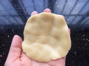 松弛好的广式饼皮同样分成6等份，每份30克，把饼皮搓圆放手心中轻轻压成薄饼状。