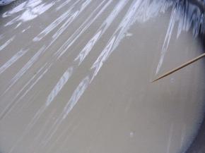 过筛完倒入盘中，盖上保鲜膜，用牙签在保鲜膜的面上扎少量的孔。