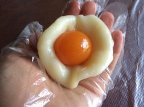 揉好的冰皮分成6等份，每份55克，然后全部包入蛋黄。