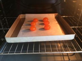 新鲜咸鸭蛋清洗干净，去壳取出蛋黄，蛋黄摆入烤盘中，在蛋黄表明喷洒适量的朗姆酒或高浓度白酒，然后放入烤箱上下火150度烤5-8分钟左右即可，蛋黄也可以提前用油浸泡。