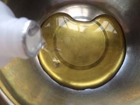 蒸冰皮的时候就可以先制作广式皮面团。
转化糖浆放入盆中，加入2克枧水搅拌混合均匀。