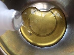 蒸冰皮的时候就可以先制作广式皮面团。
转化糖浆放入盆中，加入2克枧水搅拌混合均匀。