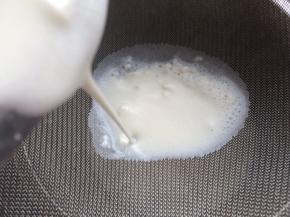 搅拌好的粉浆过筛1-2次。