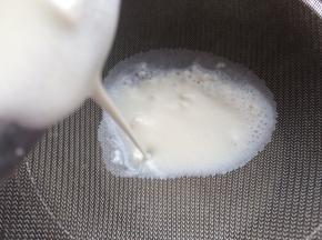 搅拌好的粉浆过筛1-2次。