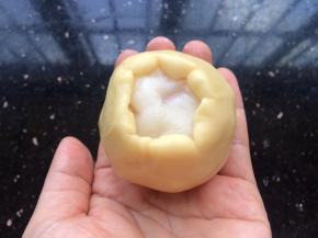 再放入包了蛋黄的冰皮，包住收口。