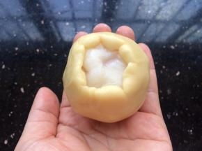 再放入包了蛋黄的冰皮，包住收口。