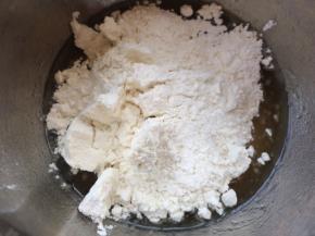 再加入低筋面粉。