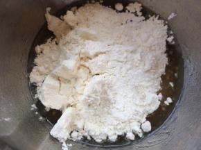 再加入低筋面粉。