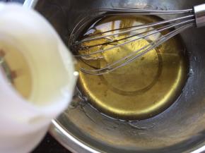 再加入玉米油搅拌至糖浆与油完全混合一起。