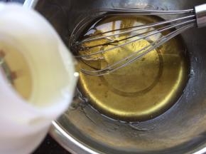 再加入玉米油搅拌至糖浆与油完全混合一起。