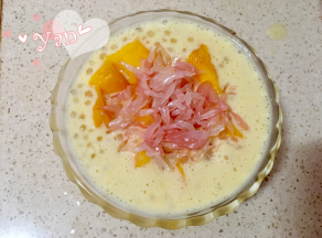 碗底铺上西米，倒入芒果椰奶液，最后放入切好的芒果粒和红柚即可。