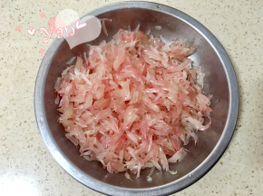 红柚取果肉搓散备用；