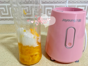 另一半芒果肉放入搅拌机内，加入细砂糖；