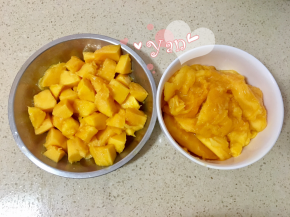 芒果洗净去皮，取一半果肉切成方形小粒备用，另一半搅汁；