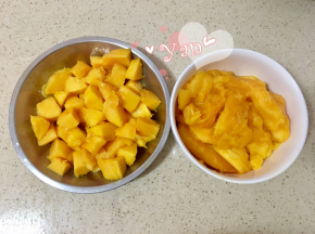 芒果洗净去皮，取一半果肉切成方形小粒备用，另一半搅汁；