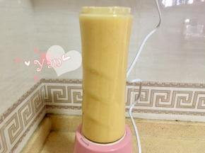 再倒入椰浆、牛奶搅打至无明显颗粒即可；